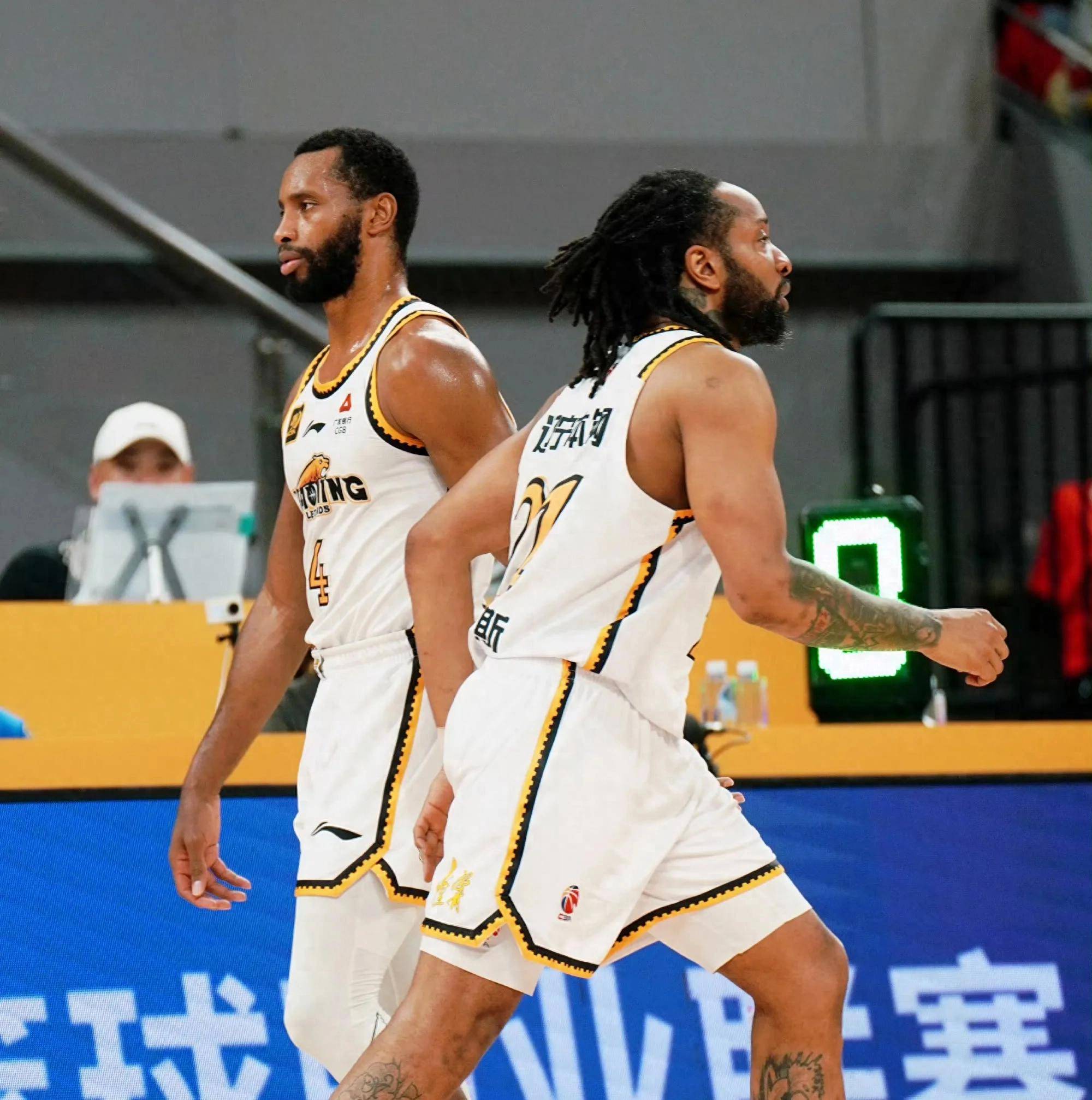 弗格32分辽宁终结上海16连胜江苏不敌新疆的简单介绍