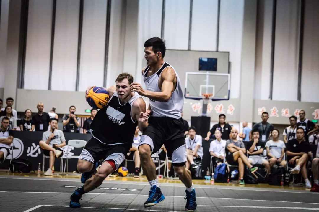 包含FIBA分享三篮世界杯精彩瞬间：裁判兼职动作指导的词条